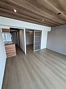 リビングは１５帖あります♪ダウンライトでおしゃれな空間です♪