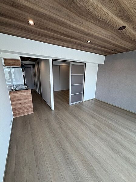リビングは15帖あります♪ダウンライトでおしゃれな空間です♪