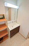 3面鏡を備えた洗面室。
