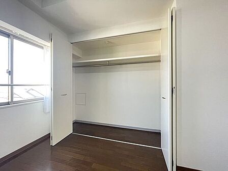 ◇クローゼット◇大容量のクローゼット完備。お洋服もたくさん収納できて、お部屋がスッキリします。ハンガーパイプが設置されており外套や大切なお洋服は傷まないよう、そのままかけて収納できます。