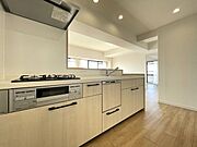 ◇キッチン◇システムキッチンを採用。十分な調理スペースのあるスッキリしたキッチンとなっています。調理器具などをしまえるキャビネットも豊富で調理の作業効率も上がります。毎日の家事がより快適になります