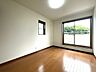 寝室：◇洋室◇プライベートなお部屋では静かに時を過ごしたい。読書をして、物思いにふける・・1日の多くの時間を過ごす空間は快適でありたいですね。光りに満たされた安らぎの空間がここにあります。