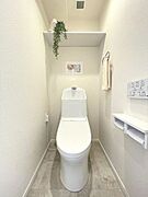 ◇トイレ◇清潔感溢れ、居心地よく落ち着ける空間となっています。グリーンをプラスしてさらに清潔感をアップするのもオススメです。空気がきれいに感じられ、おしゃれ度もアップしますね。