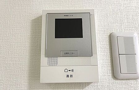 ◇TVモニター付インターホン◇TVモニターで訪問者を確認してから会話することができますので、安心して対応していただけます。また、姿を見られたくない空き巣や不審者が嫌がるため防犯効果も高まります。
