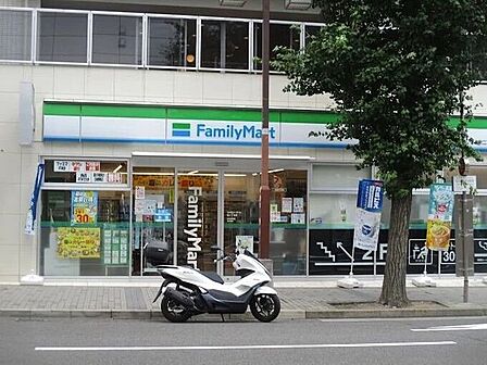 ファミリーマート栄二丁目店 100m