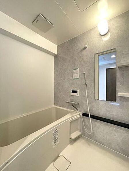 ◇浴室◇毎日の疲れを癒す場所だからこその、シンプルで落ち着いた空間となっています。浴槽にゆっくりと身を沈め深く瞑想をすれば、また新たな活力が湧いてきます。
