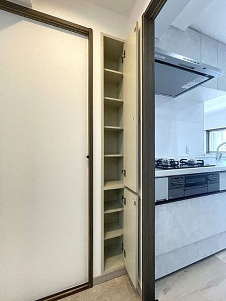 ◇キッチン横収納◇各居室のクローゼットや、廊下収納など、収納スペースが豊富です。部屋が散らかることが少なくなり、綺麗に片付いた空間を維持することができる邸宅です。