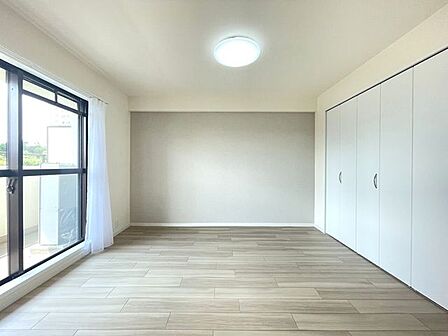 ◇寝室◇ご夫婦の主寝室に最適なお部屋。十分な広さがあるので大切なプライベート空間を素敵に演出できます。清々して潔い青空からランディングする光線がプレミアムルームを照らし、心も身体も解き放たれます。