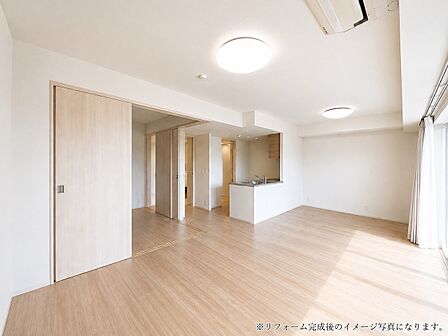 【新規リノベ進行中】家具レイアウトのしやすい横長リビング。足元には床暖房をご用意しております。