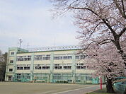 小学校まで徒歩5分♪あんしんの子育て環境♪いつでもお子様を近くに感じられる距離感がうれしいですね♪