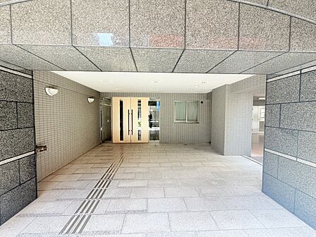 エントランスは、まさに顔となる場所。シンプルながらも格調高い雰囲気を漂わせて上質な空間。