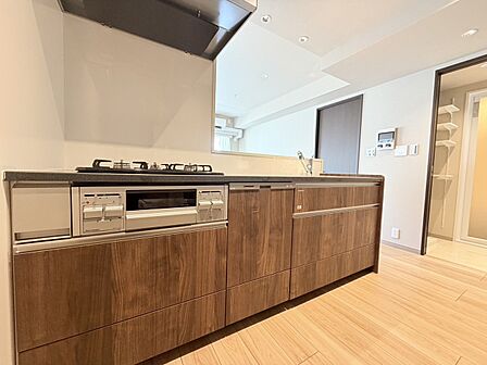 清潔感のあるキッチン。使い勝手の良い設備で効率よくお料理ができます。