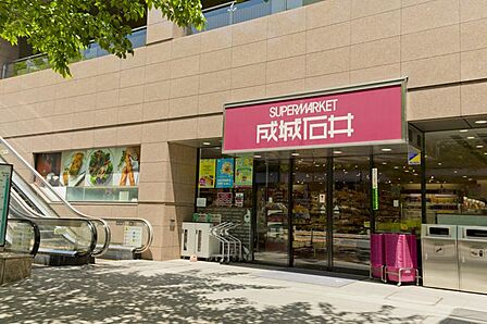確かな品揃えで地元を支えるスーパーです。