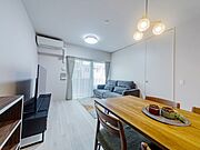 東向きなので、朝日が差し込む明るいリビングダイニング