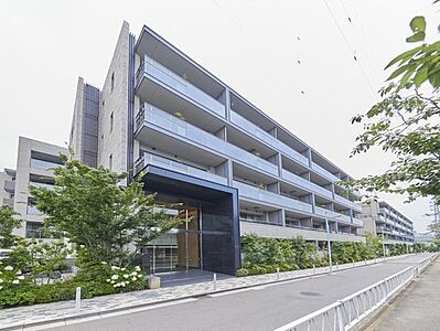 外観:桜咲く呑川本流緑道沿いに佇む低層レジデンス。135戸のコミュニティ。 外観:桜咲く呑川本流緑道沿いに佇む低層レジデンス。135戸のコミュニティ。