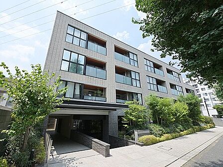 イチョウ並木が連なる駒沢公園通り沿いに佇む低層レジデンス。外壁はボーダータイルを採用。アースカラーを基調とした外観と緑の調和が魅力的です。