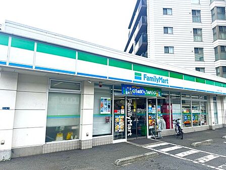ファミリーマートMG溝口六丁目店 305m