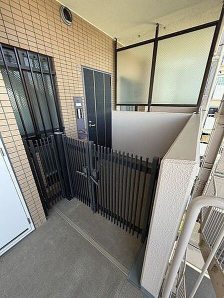 ポーチが約3.7m2ございますので、物置とかに使用することが出来ます!