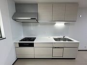システムキッチン　食器洗浄乾燥機有　キッチン横に窓有
