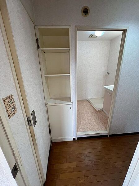 ちょっとしたスペースにも収納があります!