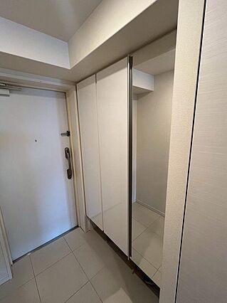 玄関に鏡がある...