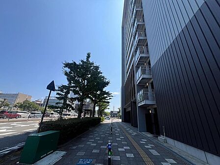 前面道路は整備された歩道ですのでお子様にも安心です