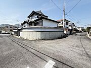 前面道路は整備されており、落ち着いた住宅街に位置しています。