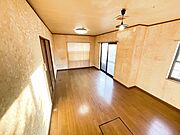 大きな窓が2面付いており明るい光が差し込みます♪