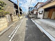 前面道路は幅員約4ｍ以上を確保しており、お車の通行や出入りもスムーズに行えます。