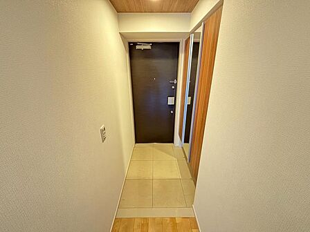 広々とした玄関。お客様がいらしてもゆとりをもってお出迎え頂けます♪