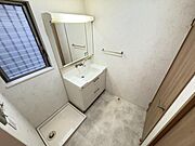 ホワイトを基調にした清潔感ある洗面台♪洗面室にも窓があります♪