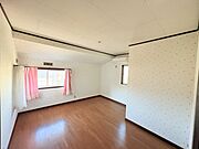 2面から日光が入る洋室です♪
