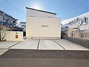 駐車スペ－ス4台分ございます♪（車種による）