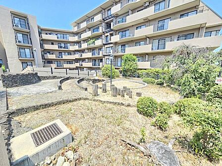 敷地内に公園スペースがございます♪
