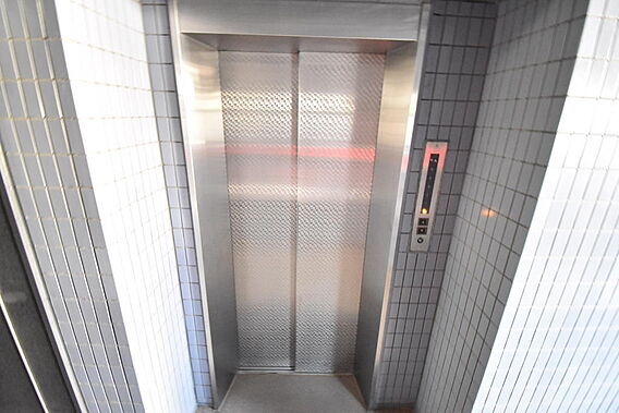 エレベーターを...