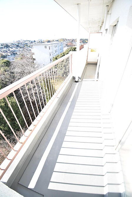 2部屋から出入り可能なワイドスパンのバルコニーです♪