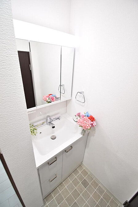 三面鏡付きの上質な洗面化粧台は、朝の支度がはかどりますね♪