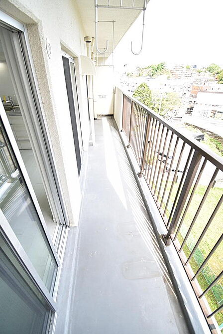 2部屋から出入り可能なワイドスパンのバルコニーです♪