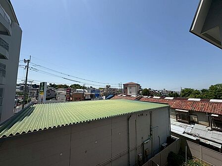 3階部分から周辺の街並みを見渡せる眺望。空が広く感じられる開放感があり、晴れた日には気持ちの良い景色が広がります。前面に高い建物が少ない点も魅力です。