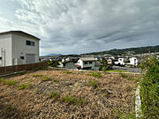 J号地168.31m2（50.91坪）南西方向に開いた区画です。隣が１段下がっているので、１日中明るい家になりますね。