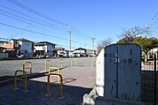 新白岡つつじ公園★花壇では四季折々の花々を楽しめます★白岡ニュータウン内に位置し、ブランコ、鉄棒、砂場などの遊具が整備されています。広場では子どもたちが自由に遊ぶことができます。 720m