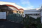白岡市立西保育園★子どもたちの健やかな成長をサポート★周辺には公園が多く、散歩や自然観察をおこなっています。定員は71名、1歳児から受け入れています。平日・土曜日ともに7時から19時までで、延…