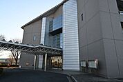 白岡市役所★白岡市役所★白岡市は、幼児教育・保育の無償化や18歳までの医療費助成など、手厚い子育て支援制度を整備。また、地域の防犯活動が活発で、安心して子育てできる環境が整っています。 690m