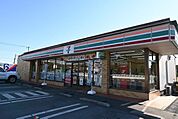 セブン-イレブン 岩槻鹿室店★駐車場完備★24時間営業。タバコやアルコール飲料の取り扱いもあります。ほかにも様々なサービスを提供しています。 1280m
