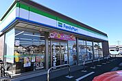 ファミリーマート 蓮田南新宿店★24時間営業★たばこやアルコール飲料も取り扱っており、計24台分の広い駐車スペースを完備しているので大型車の駐車も可能です。 1680m