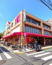 コモディイイダ・ダイソー 東新町店地域に密着したスーパー「コモディイイダ」。品揃え豊富で、日々の買い物に便利。建物内にはダイソーも併設されており利便性◎ 600m
