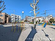 三葉児童遊園近くに小学校があり、下校後にも遊べる場所として重宝される公園。保護者の目が多いのも安心です。 250m