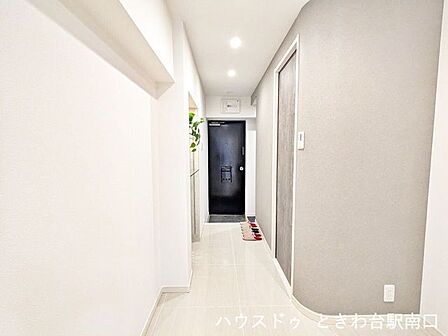 玄関から続く明るくすっきりとした廊下。ダウンライトが空間を均一に照らし、圧迫感のない印象です。来客時も好印象を与える、清潔感のある動線設計です。
