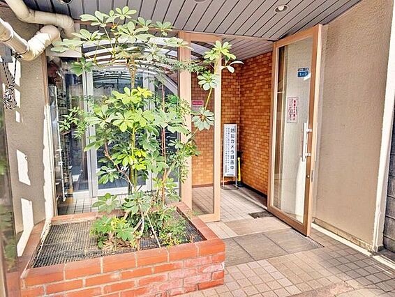 植栽のあるアプ...