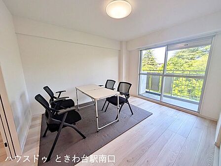 陽光あふれるダイニングスペース。バルコニーからの心地よい眺望を楽しみながら、家族で穏やかな食事の時間を満喫できます。